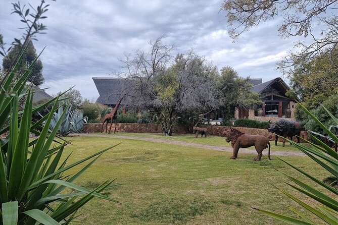 Big 5 Aquila Safari Full Day Tour and Lunch - Buffet lunch and lodge time