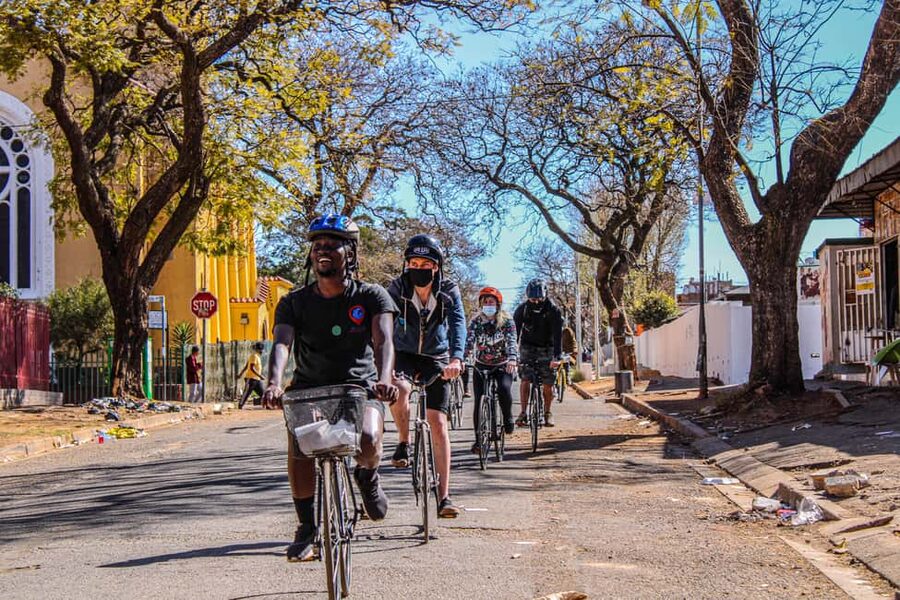 Cape Town: bicycle or E-scooter History Tour with Coffee - Green Point Park and the Cape Floral Kingdom