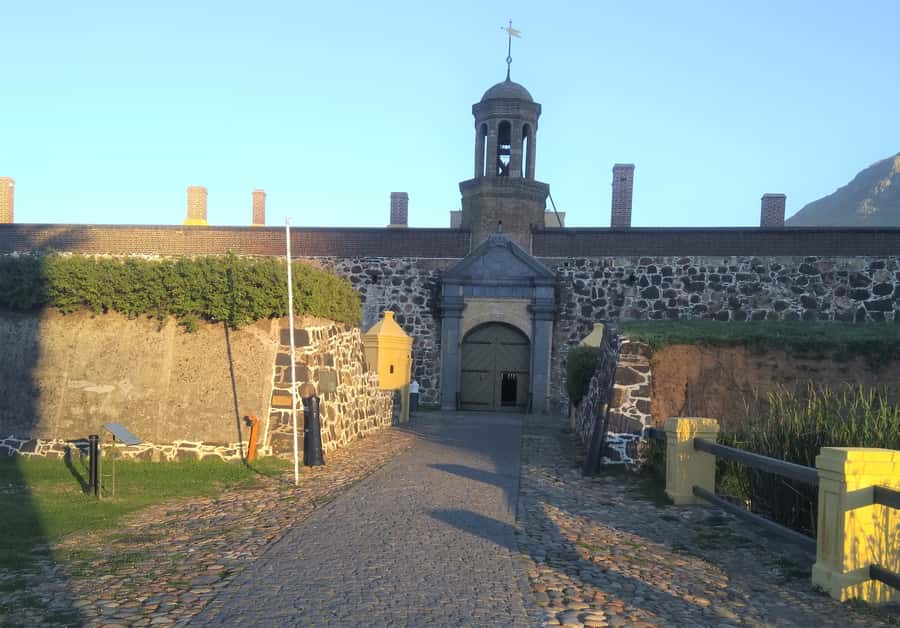 Cape Town: Introductory City Tour by Foot and Minibus - The Castle of Good Hope and Cape Town’s earliest fort