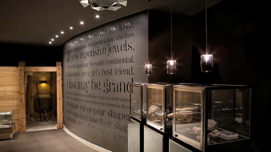 Cape Town: Private Guided Tour of Cape Town Diamond Museum - A welcome drink before the diamond lesson