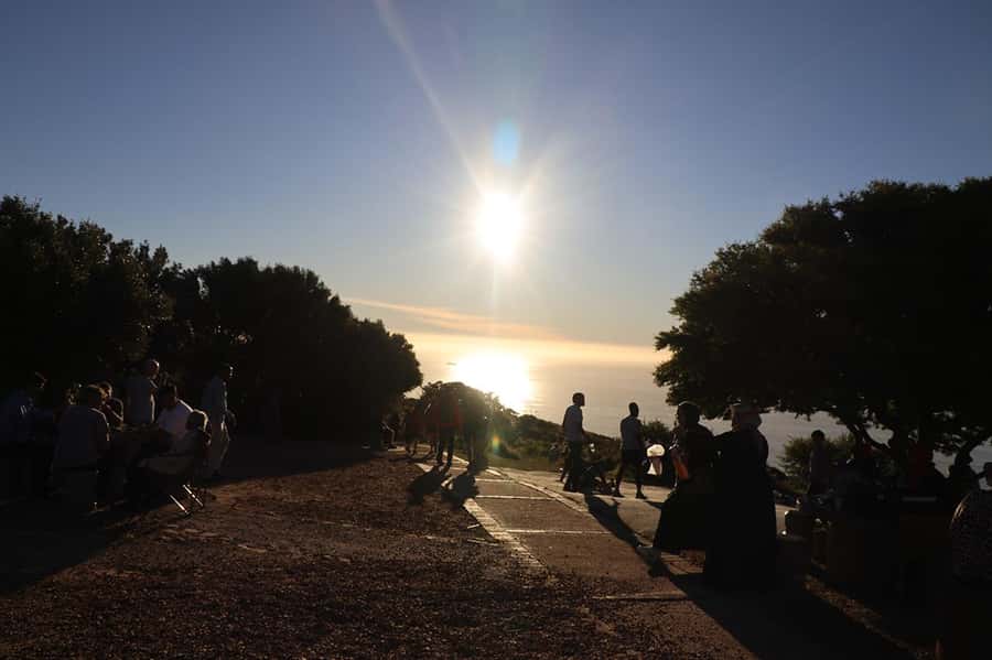 Cape Town: Sunset Bus Tour with Picnic on Signal Hill - Making the picnic work