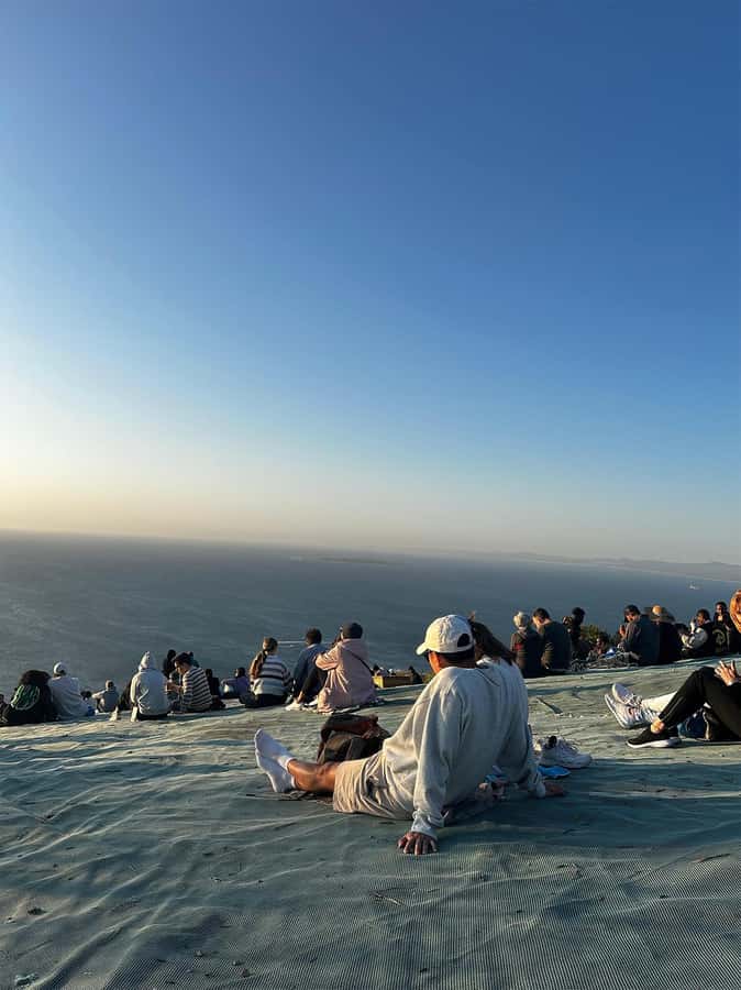 Cape Town: Sunset Bus Tour with Picnic on Signal Hill - Reaching Signal Hill before sunset