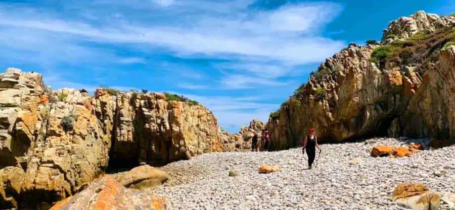 Costal Hiking Sacramento Trail: Port Elizabeth - The Sacramento wreck story along the shore