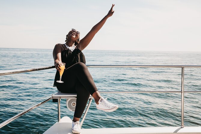 Cruise and Dine Lunch / Cape Town: Coastal Motor Cruise and 2-Course Lunch - Returning to the Waterfront for lunch