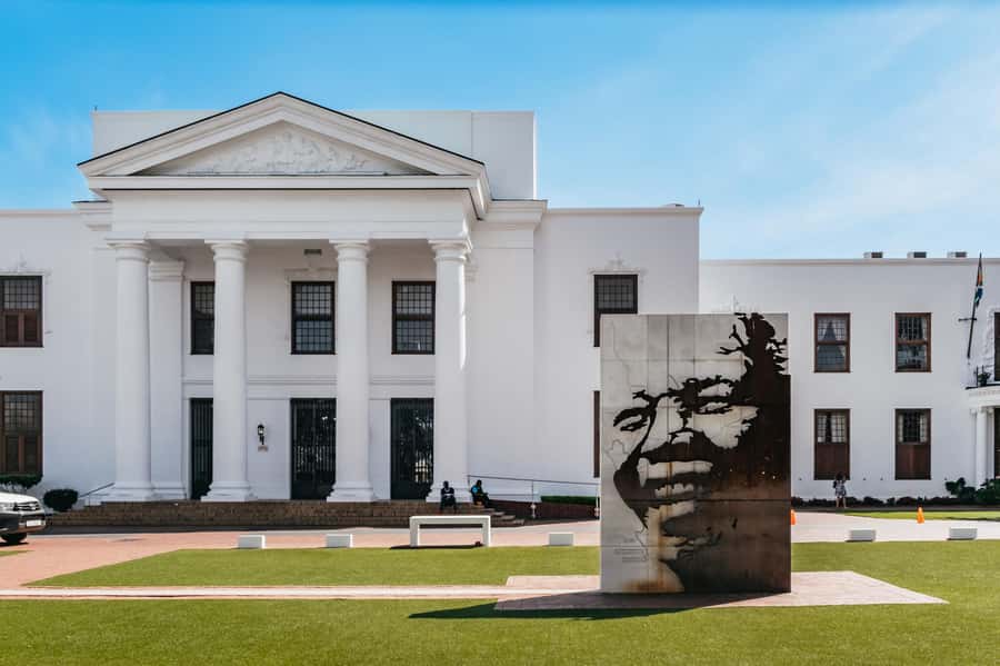 From Cape Town: 3 Regions Wine Tour with 3 Estates, 15 Wines - Franschhoek brings scenery and a practical lunch break