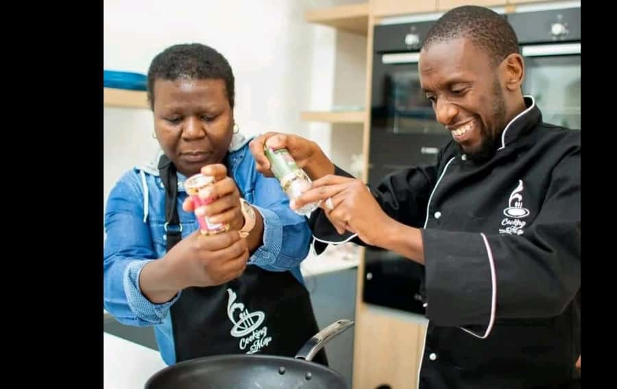 GQ: City Walking Tour & African Cuisine Cooking Class - Donkin Reserve and the city’s public art