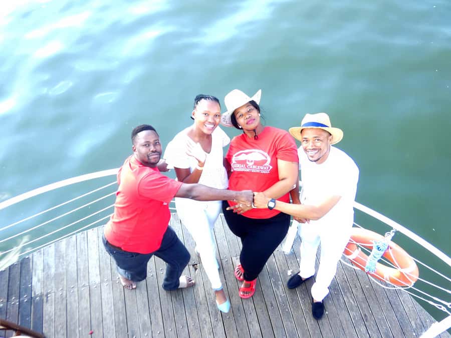 Hartbeespoort Dam: 1 Hour Cruise & Sunday Buffet Lunch - Arriving at Kommando Nek Resort
