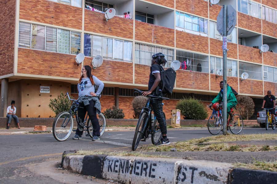 Johannesburg: Inner City Guided Cycling Tour - Maboneng and meeting a local artist