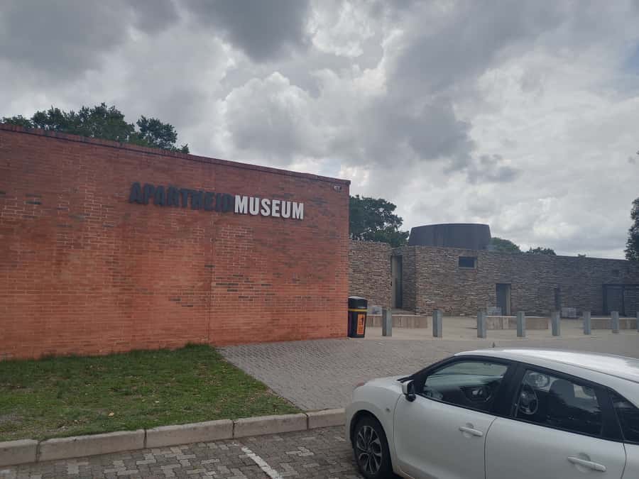 Johannesburg: Private Guided City Tour with Apartheid Museum - What the guides add to the experience