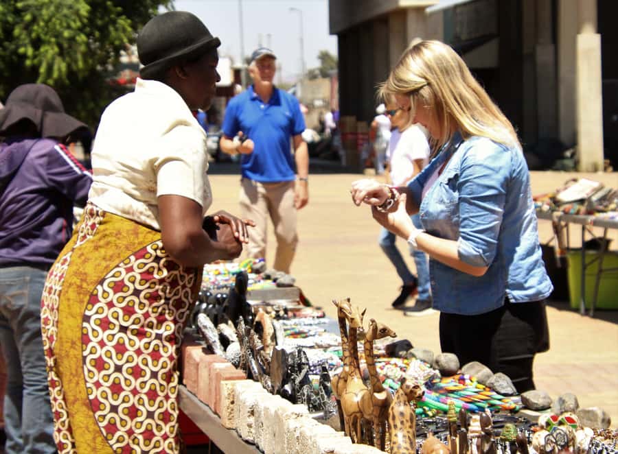 Johannesburg: Soweto Apartheid & Township Tour with Lunch - Meeting local people in an informal settlement