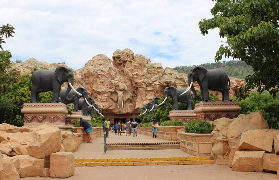 Pilanesberg Full-Day Shared Safari with Sun City Visit - Guides, languages, and the feel of the day