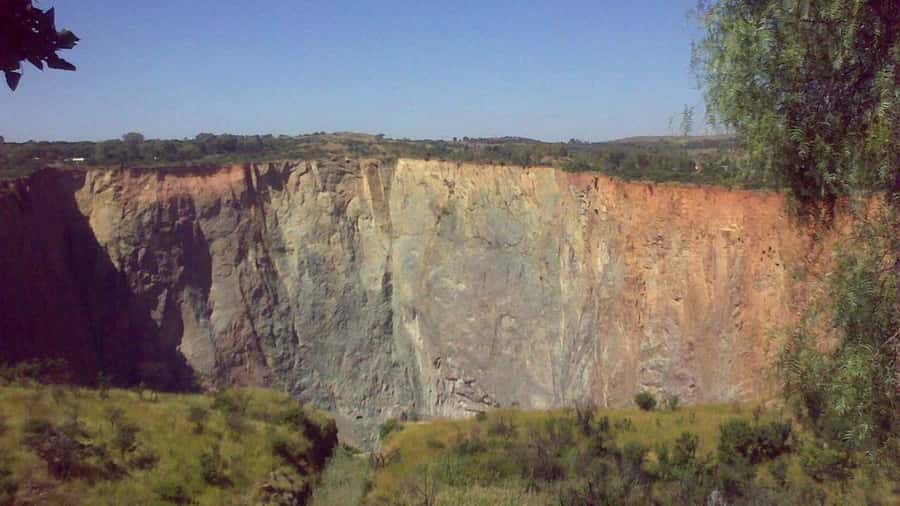Pretoria: Cullinan Surface Diamond Mine Walking Tour - What you can learn about diamond mining