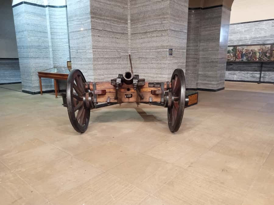 Pretoria: Pretoria City Tour and Cullinan Diamond Mine Tour - One day from Pretoria history to diamond country