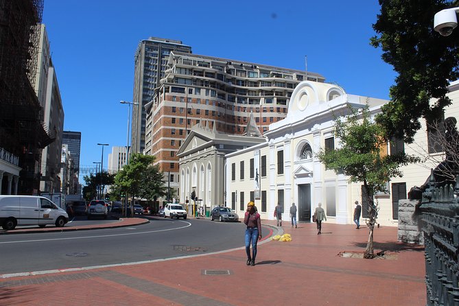 Private City Tour Table Mountain + Cable Car Ticket Camps Bay H/D - Signal Hill, sea views, and the noon cannon