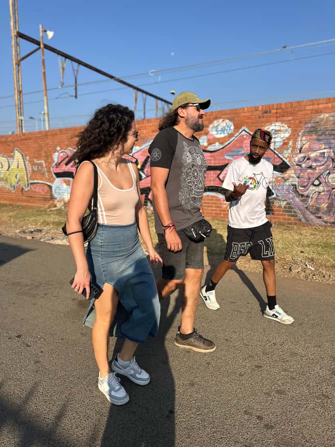 Soweto: Sip & Paint Walking Tour & Take Home a Canvas - Painting your own Soweto souvenir