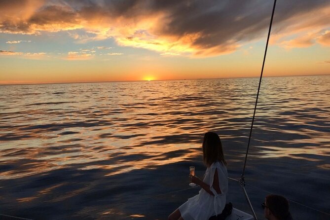 Sunset Champagne Cruise from Cape Town - What happens during the 90-minute cruise