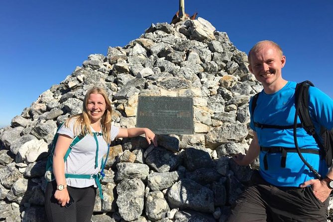 Table Mountain Summit Walk for the Whole Family - PRIVATE - Following the front edge above Cape Town