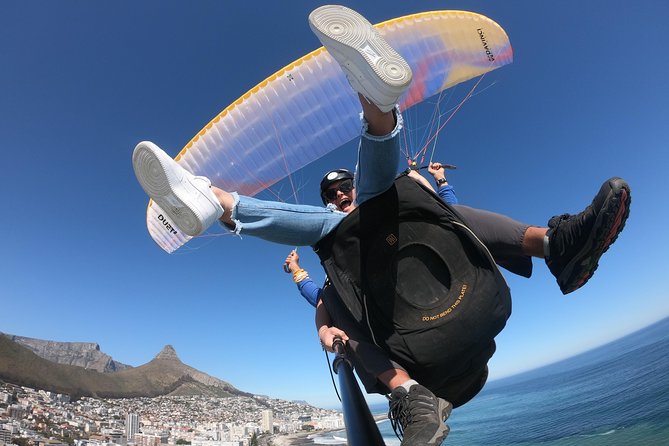 Tandem Paragliding in Cape Town - Trying the controls with your instructor